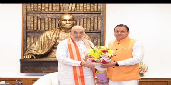 मुख्यमंत्री पुष्कर सिंह धामी गृह मंत्री अमित शाह से भेंट करते हुए। मुख्यमंत्री पुष्कर सिंह धामी गृह मंत्री अमित शाह से भेंट करते हुए।