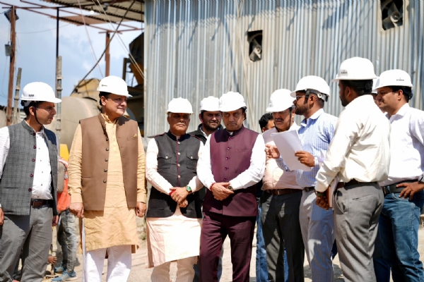 मिल्क प्लांट का दौरा करते हुए सुधांशु त्रिवेदी और विधायक सुधीर शर्मा। मिल्क प्लांट का दौरा करते हुए सुधांशु त्रिवेदी और विधायक सुधीर शर्मा।