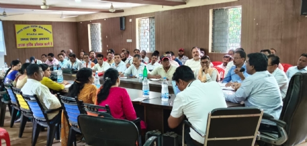 अकलतरा में ठोस एवं तरल अपशिष्ट प्रबंधन पर प्रशिक्षण, गीला-सूखा कचरा पृथक्करण और प्लास्टिक मुक्त गांवों पर दिया गया जोर जांजगीर-चांपा, 16 जून 2026। जिले में ठोस एवं तरल अपशिष्ट प्रबंधन (एसडब्ल्यूएम) नियम-2026 के प्रभावी क्रियान्वयन और स्वच्छता को जनआंदोलन बनाने के उद्देश्य से जिला पंचायत जांजगीर-चांपा द्वारा प्रशिक्षण एवं जनजागरूकता कार्यक्रमों का आयोजन किया जा रहा है। इसी कड़ी में जनपद पंचायत अकलतरा के सभा कक्ष में सरपंचों एवं ग्राम पंचायत सचिवों के लिए विशेष प्रशिक्षण कार्यक्रम आयोजित किया गया। कलेक्टर जन्मेजय महोबे एवं जिला पंचायत के मुख्य कार्यपालन अधिकारी गोकुल रावटे के मार्गदर्शन में आयोजित इस प्रशिक्षण में ग्राम पंचायत स्तर पर ठोस एवं तरल अपशिष्ट प्रबंधन नियम-2026 के प्रभावी क्रियान्वयन, कचरा पृथक्करण, संग्रहण और वैज्ञानिक निपटान की विस्तृत जानकारी दी गई। प्रशिक्षण के दौरान प्रतिभागियों को घर-घर स्तर पर गीला, सूखा, सेनेटरी तथा अन्य विशेष कचरे को अलग-अलग एकत्रित करने की प्रक्रिया समझाई गई। साथ ही प्लास्टिक कचरे के उपयोग को कम करने, पुनर्चक्रण (रीसाइक्लिंग) को बढ़ावा देने और स्वच्छ एवं पर्यावरण-अनुकूल ग्रामों के निर्माण में सक्रिय भूमिका निभाने के लिए प्रेरित किया गया। कार्यक्रम में बताया गया कि सिंगल यूज़ प्लास्टिक पर्यावरण के लिए गंभीर चुनौती बन चुका है। प्लास्टिक कचरा नालियों और जल स्रोतों को अवरुद्ध करता है, पशुओं के स्वास्थ्य को नुकसान पहुंचाता है और मिट्टी की गुणवत्ता को भी प्रभावित करता है। इसके अलावा प्लास्टिक के खुले में जलाने से वायु प्रदूषण बढ़ता है, जिससे मानव स्वास्थ्य पर भी प्रतिकूल प्रभाव पड़ता है। प्रशिक्षण में यह भी जानकारी दी गई कि प्रतिबंधित सिंगल यूज़ प्लास्टिक के निर्माण, भंडारण, विक्रय अथवा उपयोग पाए जाने पर संबंधित व्यक्तियों के खिलाफ नियमानुसार आर्थिक दंड और अन्य वैधानिक कार्रवाई की जा सकती है। ग्राम पंचायतों को अपने क्षेत्रों में व्यापक जनजागरूकता अभियान चलाने और नियमों के उल्लंघन पर आवश्यक कार्रवाई सुनिश्चित करने के निर्देश दिए गए। जनपद पंचायत अकलतरा के मुख्य कार्यपालन अधिकारी ने कहा कि यदि कचरे का पृथक्करण स्रोत स्तर पर ही किया जाए तो उसके संग्रहण, परिवहन और निपटान की प्रक्रिया अधिक सरल, व्यवस्थित और प्रभावी बन सकती है। उन्होंने सभी सरपंचों और पंचायत सचिवों से अपने-अपने क्षेत्रों में एसडब्ल्यूएम नियम-2026 का शत-प्रतिशत पालन सुनिश्चित करने तथा जनसहभागिता के माध्यम से स्वच्छता अभियान को सफल बनाने का आह्वान किया। इस प्रशिक्षण कार्यक्रम को ग्रामीण क्षेत्रों में स्वच्छता, पर्यावरण संरक्षण और सतत विकास की दिशा में एक महत्वपूर्ण पहल माना जा रहा है, जिससे गांवों में कचरा प्रबंधन व्यवस्था को और अधिक मजबूत बनाया जा सकेगा। अकलतरा में ठोस एवं तरल अपशिष्ट प्रबंधन पर प्रशिक्षण, गीला-सूखा कचरा पृथक्करण और प्लास्टिक मुक्त गांवों पर दिया गया जोर जांजगीर-चांपा, 16 जून 2026। जिले में ठोस एवं तरल अपशिष्ट प्रबंधन (एसडब्ल्यूएम) नियम-2026 के प्रभावी क्रियान्वयन और स्वच्छता को जनआंदोलन बनाने के उद्देश्य से जिला पंचायत जांजगीर-चांपा द्वारा प्रशिक्षण एवं जनजागरूकता कार्यक्रमों का आयोजन किया जा रहा है। इसी कड़ी में जनपद पंचायत अकलतरा के सभा कक्ष में सरपंचों एवं ग्राम पंचायत सचिवों के लिए विशेष प्रशिक्षण कार्यक्रम आयोजित किया गया। कलेक्टर जन्मेजय महोबे एवं जिला पंचायत के मुख्य कार्यपालन अधिकारी गोकुल रावटे के मार्गदर्शन में आयोजित इस प्रशिक्षण में ग्राम पंचायत स्तर पर ठोस एवं तरल अपशिष्ट प्रबंधन नियम-2026 के प्रभावी क्रियान्वयन, कचरा पृथक्करण, संग्रहण और वैज्ञानिक निपटान की विस्तृत जानकारी दी गई। प्रशिक्षण के दौरान प्रतिभागियों को घर-घर स्तर पर गीला, सूखा, सेनेटरी तथा अन्य विशेष कचरे को अलग-अलग एकत्रित करने की प्रक्रिया समझाई गई। साथ ही प्लास्टिक कचरे के उपयोग को कम करने, पुनर्चक्रण (रीसाइक्लिंग) को बढ़ावा देने और स्वच्छ एवं पर्यावरण-अनुकूल ग्रामों के निर्माण में सक्रिय भूमिका निभाने के लिए प्रेरित किया गया। कार्यक्रम में बताया गया कि सिंगल यूज़ प्लास्टिक पर्यावरण के लिए गंभीर चुनौती बन चुका है। प्लास्टिक कचरा नालियों और जल स्रोतों को अवरुद्ध करता है, पशुओं के स्वास्थ्य को नुकसान पहुंचाता है और मिट्टी की गुणवत्ता को भी प्रभावित करता है। इसके अलावा प्लास्टिक के खुले में जलाने से वायु प्रदूषण बढ़ता है, जिससे मानव स्वास्थ्य पर भी प्रतिकूल प्रभाव पड़ता है। प्रशिक्षण में यह भी जानकारी दी गई कि प्रतिबंधित सिंगल यूज़ प्लास्टिक के निर्माण, भंडारण, विक्रय अथवा उपयोग पाए जाने पर संबंधित व्यक्तियों के खिलाफ नियमानुसार आर्थिक दंड और अन्य वैधानिक कार्रवाई की जा सकती है। ग्राम पंचायतों को अपने क्षेत्रों में व्यापक जनजागरूकता अभियान चलाने और नियमों के उल्लंघन पर आवश्यक कार्रवाई सुनिश्चित करने के निर्देश दिए गए। जनपद पंचायत अकलतरा के मुख्य कार्यपालन अधिकारी ने कहा कि यदि कचरे का पृथक्करण स्रोत स्तर पर ही किया जाए तो उसके संग्रहण, परिवहन और निपटान की प्रक्रिया अधिक सरल, व्यवस्थित और प्रभावी बन सकती है। उन्होंने सभी सरपंचों और पंचायत सचिवों से अपने-अपने क्षेत्रों में एसडब्ल्यूएम नियम-2026 का शत-प्रतिशत पालन सुनिश्चित करने तथा जनसहभागिता के माध्यम से स्वच्छता अभियान को सफल बनाने का आह्वान किया। इस प्रशिक्षण कार्यक्रम को ग्रामीण क्षेत्रों में स्वच्छता, पर्यावरण संरक्षण और सतत विकास की दिशा में एक महत्वपूर्ण पहल माना जा रहा है, जिससे गांवों में कचरा प्रबंधन व्यवस्था को और अधिक मजबूत बनाया जा सकेगा।