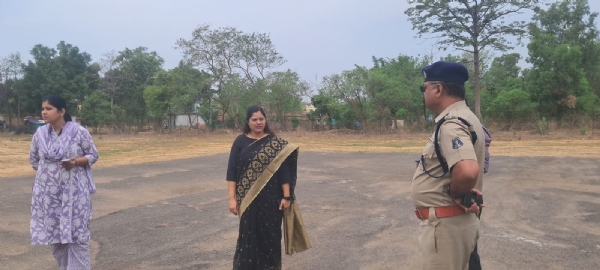 निरीक्षण करते अधिकारी। निरीक्षण करते अधिकारी।