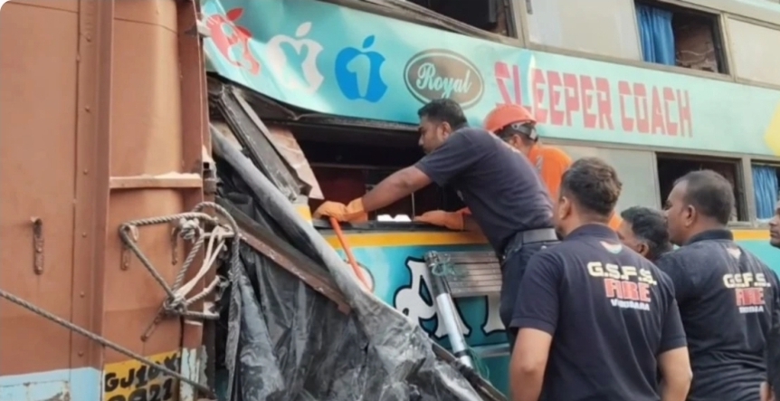 SDRF, NDRF, वडोदरा फायर ब्रिगेड, पुलिस और अन्य बचाव दल