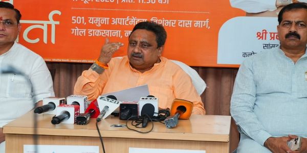 नई दिल्ली में एक प्रेसवार्ता को संबोधित करते सांसद प्रवीण खंडेलवाल नई दिल्ली में एक प्रेसवार्ता को संबोधित करते सांसद प्रवीण खंडेलवाल