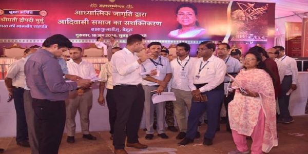 बैतूल में कार्यक्रम स्थल का निरीक्षण करते हुए अधिकारी बैतूल में कार्यक्रम स्थल का निरीक्षण करते हुए अधिकारी
