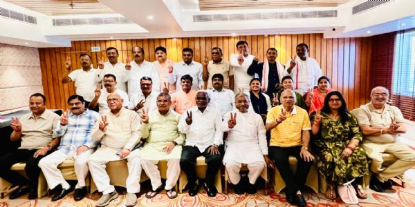 एनडीए विधायकों की सामूहिक तस्वीर एनडीए विधायकों की सामूहिक तस्वीर