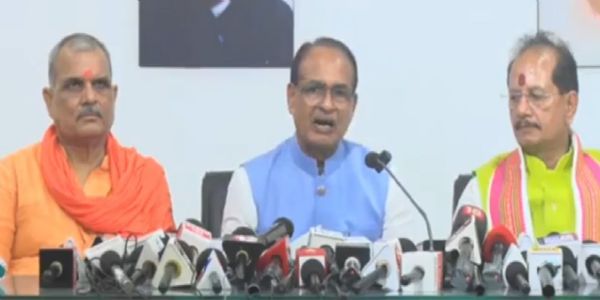 संबोधित करते केंद्रीय मंत्री संबोधित करते केंद्रीय मंत्री