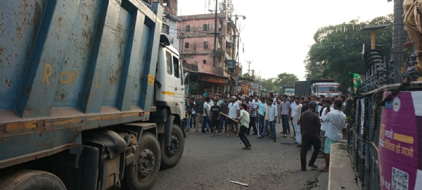 बवाल करते भीड़ में शामिल लोग बवाल करते भीड़ में शामिल लोग