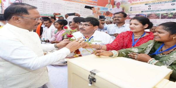 सूरजपुर : मुख्यमंत्री विष्णु देव साय ने मत्स्य पालकों को वितरित किए आइस बॉक्स