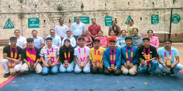 हराबाग स्कूल के 12 छात्र भारतीय सेना में देंगे सेवाएं, संजलि हुई वायु सेना में भर्ती