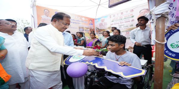 सूरजपुर : मुख्यमंत्री विष्णु देव साय के हाथों मोटराइज्ड ट्राइसाइकिल प्राप्त कर छात्र रामू आत्मनिर्भरता की ओर अग्रसर