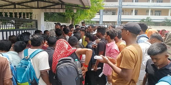 सिपाही भर्ती परीक्षा में नकल का आरोप, सीवान के परीक्षा केंद्र पर अभ्यर्थियों का हंगामा