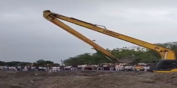 राजगढ़ःनिर्माणाधीन कुआं धंसने से कांग्रेस नेता की मां और पत्नी मलबे में दबी, जेसीबी-पोकलेन से रेस्क्यू जारी