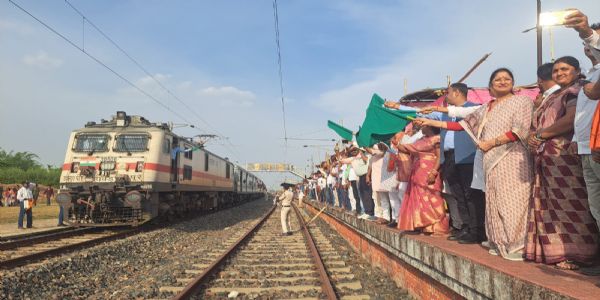 नावाडीह में गोड्डा नई दिल्ली एक्सप्रेस का ठहराव शुरू, लोगों की मांग पूरी
