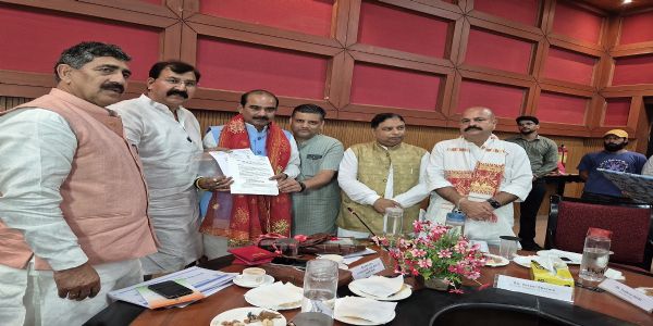 भगवती नगर से जम्मू रिंग रोड तक फोर-लेन सड़क बनाने की मांग, केंद्रीय मंत्री अजय टम्टा को सौंपा ज्ञापन