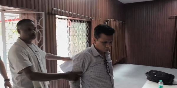 ग्रेज्युटी भुगतान के लिए एक लाख रुपये रिश्वत लेते कर्मचारी गिरफ्तार