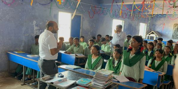 बच्चों के क्लास टीचर बन गए डीसी, बताया सक्सेस मंत्र
