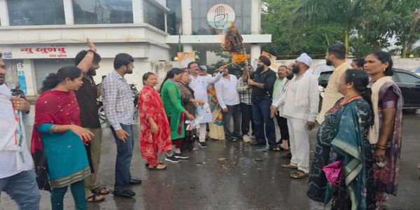 कांग्रेस ने बिजली दरों में वृद्धि के विरोध में मुख्यमंत्री का किया पुतला दहन