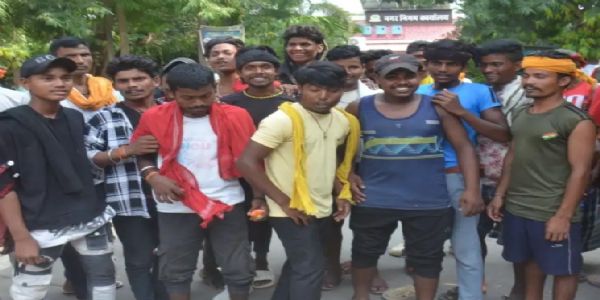 बकाया भुगतान की मांग को लेकर सफाईकर्मियों का प्रदर्शन