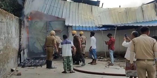 भारत-नेपाल स्थित भाटगांव बाजार में लगी आग, एसएसबी की त्वरित कार्रवाई से टला बड़ा हादसा