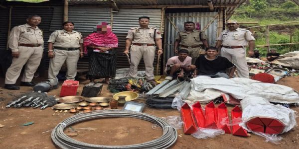 चोरी के मामले में तीन आरोपित गिरफ्तार