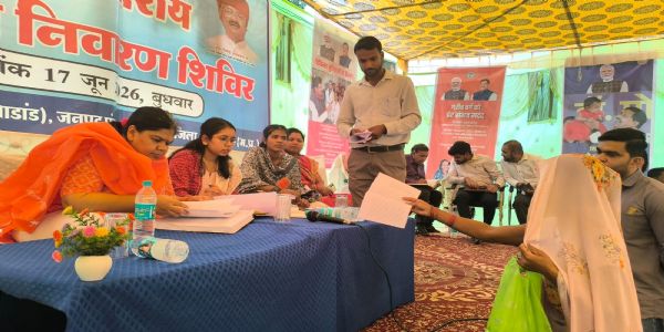 अनूपपुर: ग्रामीणों की समस्याओं के समाधान के लिए संवेदनशीलता से कार्य करें - संभागायुक्त