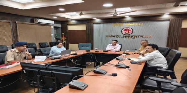 अनूपपुर: सड़क दुर्घटनाओं को रोकना सर्वोच्च प्राथमिकता, ओवरलोडिंग वाहनों पर दिया जाए विशेष ध्यान - कलेक्टर