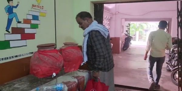 मुख्यमंत्री के आदेश के बावजूद सरकारी कार्यालयों में रखे घड़े खाली