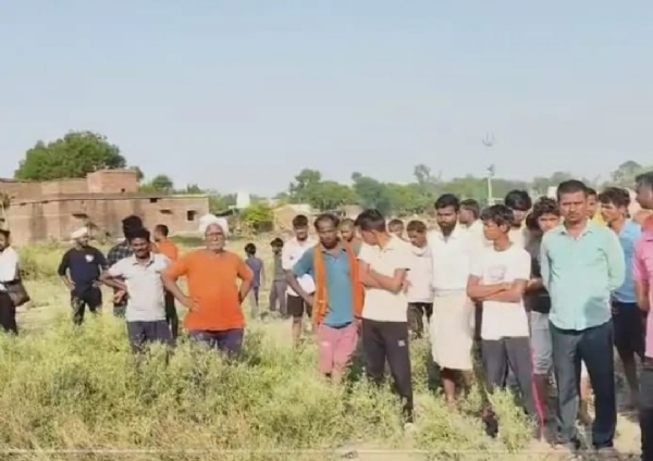 फ़ोटो। घटना स्थल पर मौजूद लोग फ़ोटो। घटना स्थल पर मौजूद लोग
