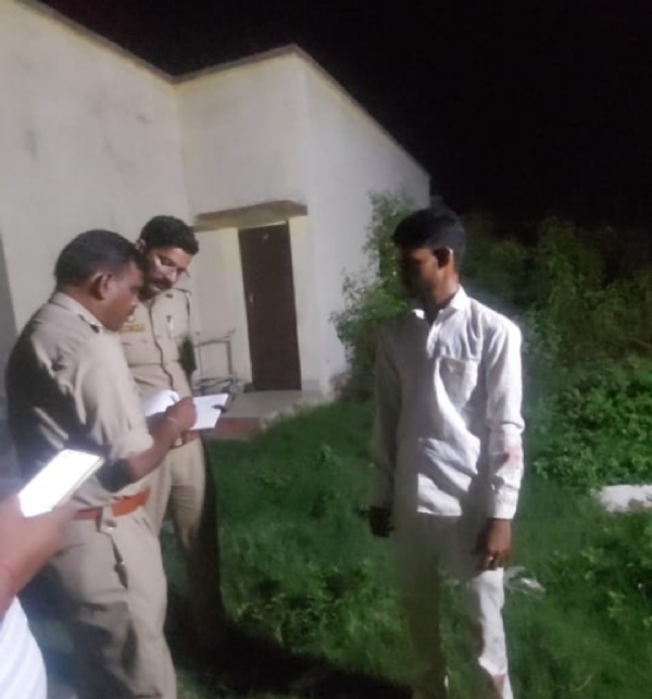 परिवार से पूछताछ करती पुलिस