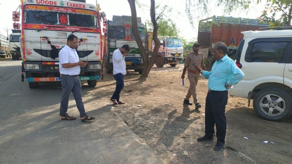 वाहनों की जांच करते अधिकारी वाहनों की जांच करते अधिकारी