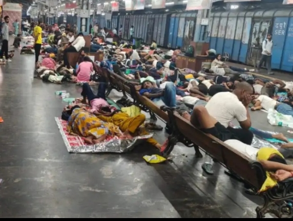 स्टेशन में मौजूद स्टेशन में मौजूद