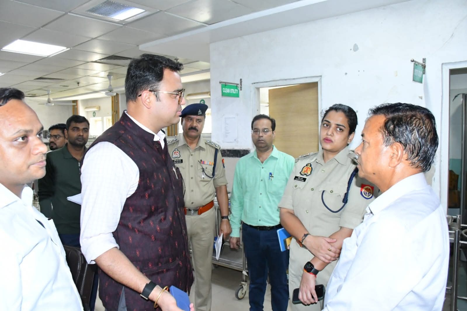 मेडिकल कालेज पहुंचे डीएम एसएसपी मेडिकल कालेज पहुंचे डीएम एसएसपी