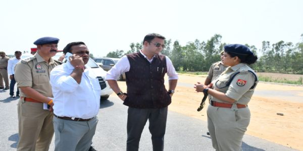 घटना स्थल का जायजा लेते डीएम एसएसपी घटना स्थल का जायजा लेते डीएम एसएसपी