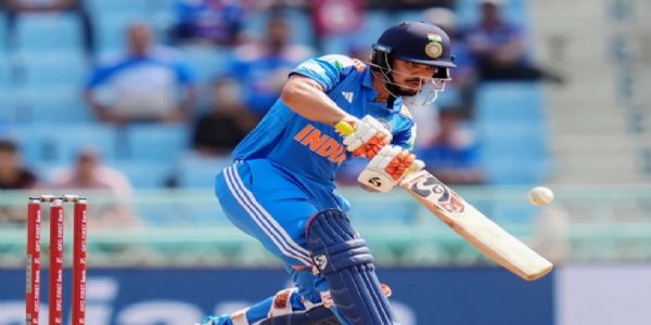 शॉट खेलते ईशान किशन शॉट खेलते ईशान किशन