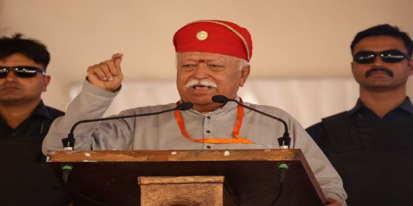 भारत का इतिहास गुलामी का नहीं, बल्कि आक्रांताओं के विरुद्ध सतत संघर्ष का रहा है: डॉ. मोहन भागवत भारत का इतिहास गुलामी का नहीं, बल्कि आक्रांताओं के विरुद्ध सतत संघर्ष का रहा है: डॉ. मोहन भागवत