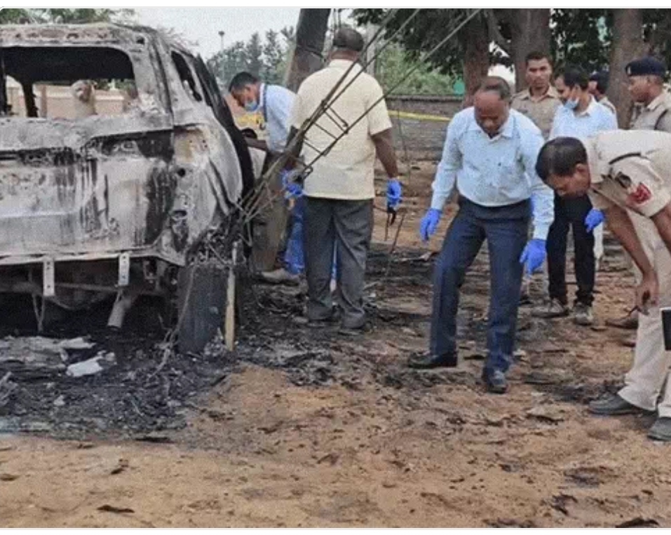 घटनास्थल पर पुलिस और फोरेंसिक की टीम जांच करते हुए