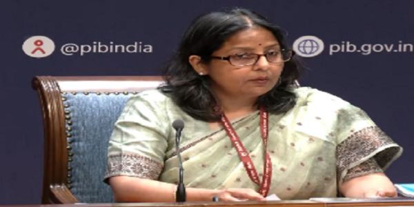 अंतर-मंत्रालयी प्रेस वार्ता को संबोधित करते संयुक्त सचिव सुजाता शर्मा अंतर-मंत्रालयी प्रेस वार्ता को संबोधित करते संयुक्त सचिव सुजाता शर्मा