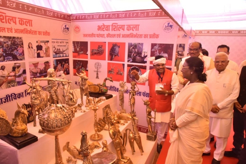 राष्ट्रपति बैतूल में जनजातीय महासम्मेलन में लगाई गई प्रदर्शनी का अवलोकन करती हुईं राष्ट्रपति बैतूल में जनजातीय महासम्मेलन में लगाई गई प्रदर्शनी का अवलोकन करती हुईं