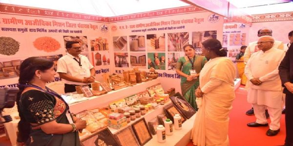 राष्ट्रपति बैतूल में जनजातीय महासम्मेलन में लगाई गई प्रदर्शनी का अवलोकन करती हुईं राष्ट्रपति बैतूल में जनजातीय महासम्मेलन में लगाई गई प्रदर्शनी का अवलोकन करती हुईं