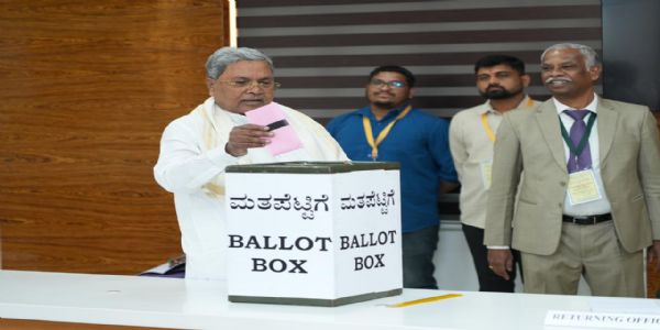 Ex cm siddaramaiah voting pic Ex cm siddaramaiah voting pic