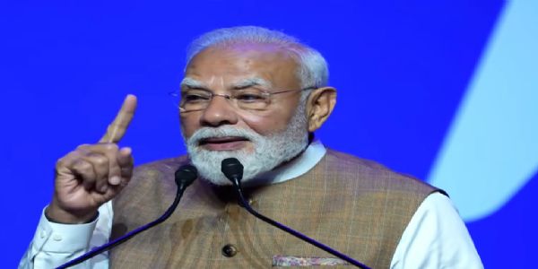 पेरिस में भारतीय समुदाय को संबोधित करते प्रधानमंत्री मोदी पेरिस में भारतीय समुदाय को संबोधित करते प्रधानमंत्री मोदी