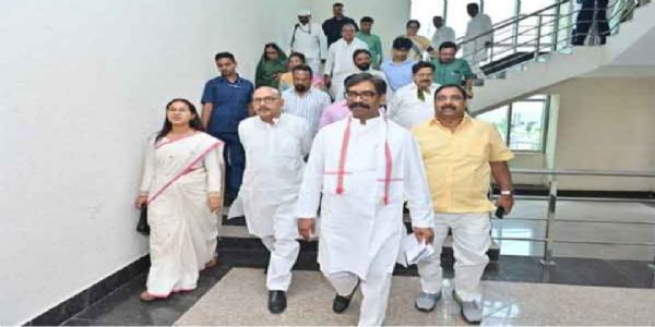 वोट देकर बाहर निकलते मुख्यमंत्री वोट देकर बाहर निकलते मुख्यमंत्री