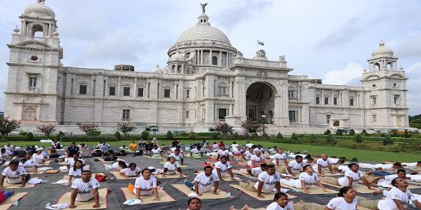 अंतर्राष्ट्रीय योग दिवस से पहले पश्चिम बंगाल में योगाभ्यास से संबंधित गतिविधियां शुरू हो गई हैं।