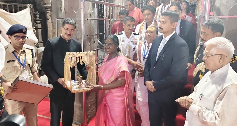 खंडवा कलेक्टर राष्ट्रपति को सम्मानित करते हुए खंडवा कलेक्टर राष्ट्रपति को सम्मानित करते हुए