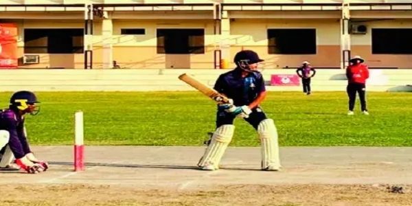 ब्राससिटी अंडर 16 क्रिकेट टूर्नामेंट में  लीग मैच में शाट मारता खिलाडी।