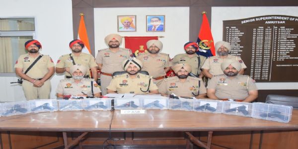 अमृतसर के पुलिस आयुक्त जीएस भुल्लर पकड़े गए आराेपियाें के बारे में जानकारी देते हुए अमृतसर के पुलिस आयुक्त जीएस भुल्लर पकड़े गए आराेपियाें के बारे में जानकारी देते हुए
