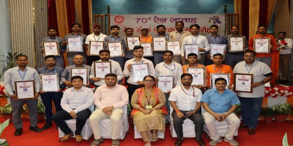 मण्डल रेल प्रबंधक ने 97 रेल कर्मचारियों को किया सम्मानित