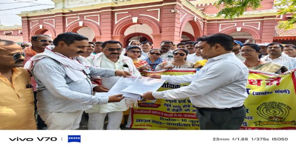 टीईटी विवाद को लेकर शिक्षकों में बढ़ी चिंता, राष्ट्रीय शैक्षिक महासंघ ने सौंपा ज्ञापन