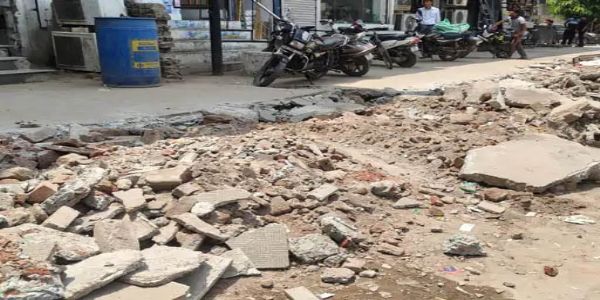 फरीदाबाद : एफएमडीए ने फुटपाथ निर्माण के लिए अवैध निर्माण तोड़े