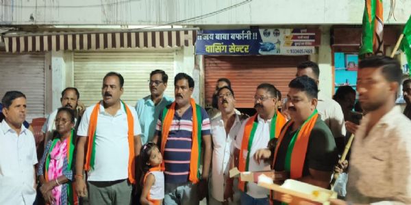 परिमल नाथवानी की जीत पर भाजपा कार्यकर्ताओं ने मनाया उत्सव