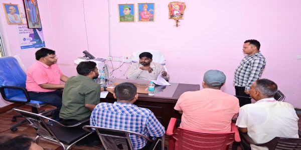 उपायुक्त ने जनता दरबार में सुनी लोगों की समस्याएं, प्रखंड कार्यालय का किया निरीक्षण